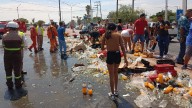 Caja de tractocamión se abre y cae carga de jugos y refrescos en Torreón; ciudadanos hicieron rapiña