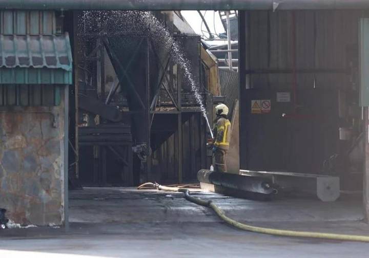 El incendio de Pinos Puente en el que han muerto dos trabajadores está controlado pero mantiene dos focos activos