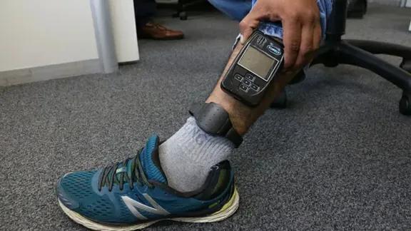 Olvidó su tobillera electrónica en una confitería de Roca y terminó detenido en la Terminal