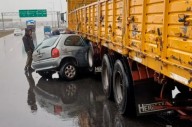 Se incrustó con el auto debajo de un camión y se salvó de milagro