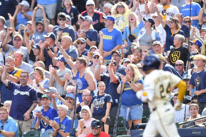 With a 12-win game streak, Brewers give their fans something else to cheer about — free burgers