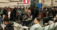 Pasajeros y aerolíneas pagan “los platos rotos” de las inundaciones en el AICM