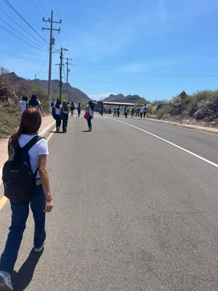Estudiantes de Cet Mar batallan con transporte