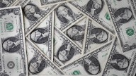 Dólar cae tras despido de integrante del banco central de EU por parte de Trump