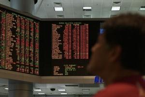 Stocks cautious before tariff updates, US data