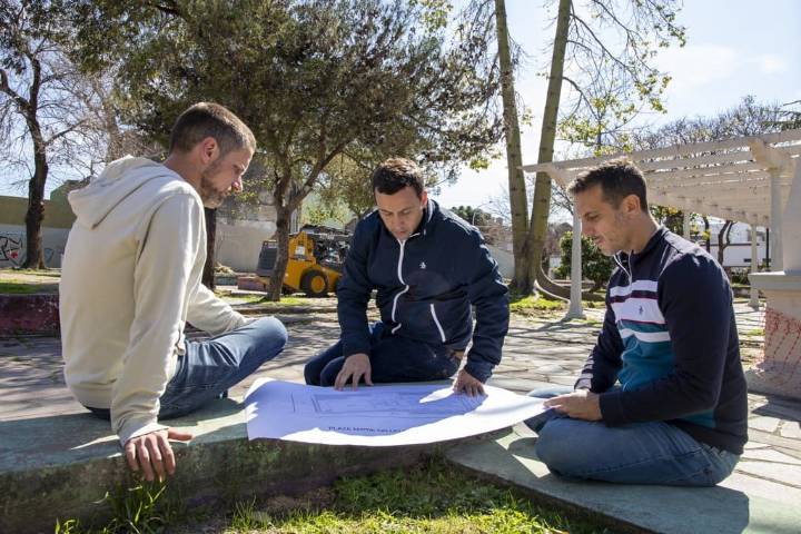 Julián Álvarez y Leandro Decuzzi recorrieron la puesta en valor de la Plaza Concordia en Valentín Alsina