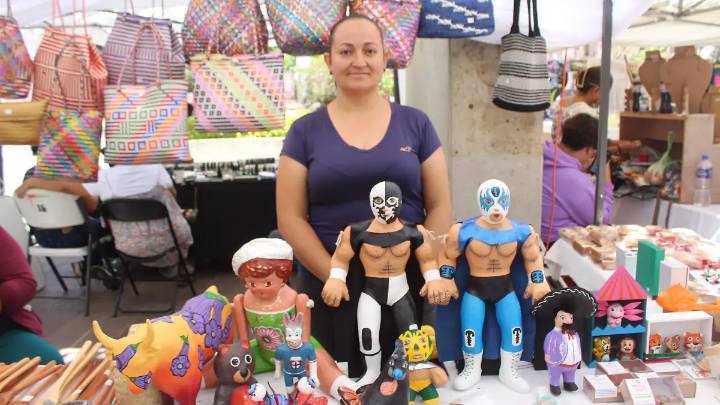 ¿Luchadores hechos de cartón? Sí, y el talento de estos artesanos te cautivará en el Patio de las Jacarandas
