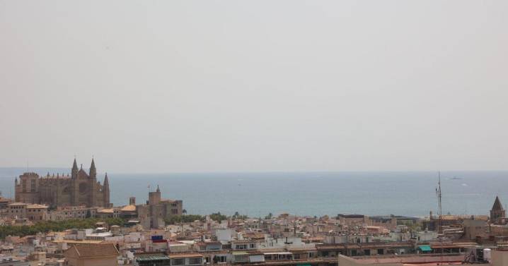 Las cenizas y el humo del incendio que devora el sur de Francia llegan a Mallorca