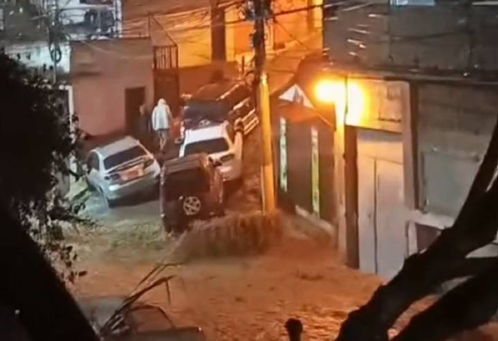 Un muerto, vehículos arrastrados y viviendas inundadas por lluvias en Caracas