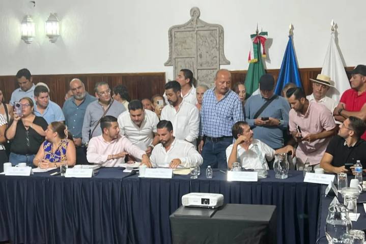 ¡Entre gritos irrespetuosos! Inicia Sesión de Ayuntamiento