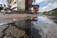Denuncian un desborde de aguas servidas en la entrada principal de La Muralla