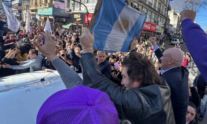 Graves incidentes con la caravana de Javier Milei en Lomas: a él lo evacuaron y