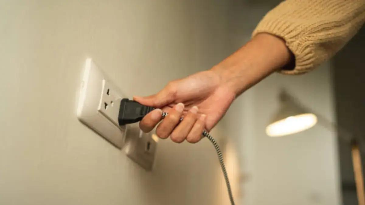 El error común de dejar este aparato enchufado de noche que dispararía su factura de energía