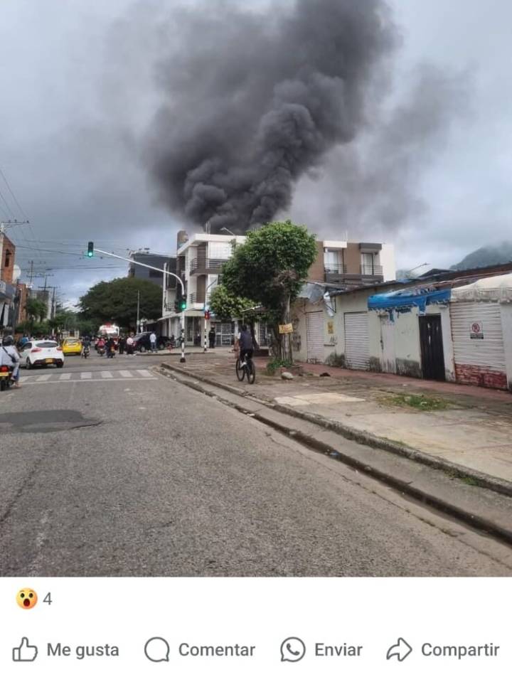 INCENDIO EN BODEGA DE COMERCIO TEXTILERO EN YOPAL CAUSÓ LESIONES A UNA MUJER Y DAÑOS A LOCALES VECINOS