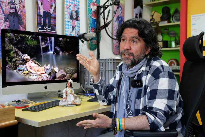El artista del barro de Colombia esculpe memoria, empatía y conciencia viral