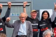 El guionista Paul Laverty, marido de Icíar Bollaín, detenido en Edimburgo acusado de terrorismo por llevar una camiseta de apoyo a Acción Palestina