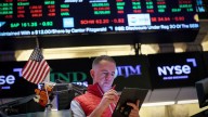 Wall Street cerró mixto ante nuevos datos económicos y la reunión entre Donald Trump y Vladímir Putin