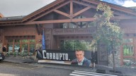 Hazte Oír tacha de "corrupto" a Sánchez con una pancarta frente a su hotel de lujo en Andorra
