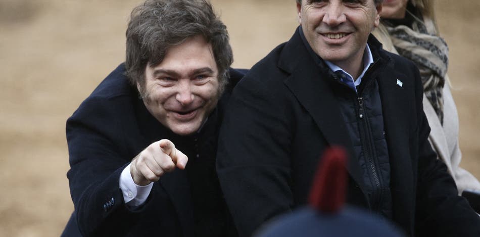 Luis Caputo admitió que las tasas de interés altas impactan en la actividad económica, aunque sostuvo que son “transitorias”