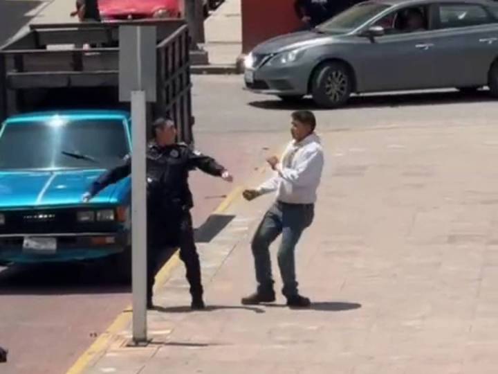 Da golpiza y humilla a policía por levantarle una multa en Tlaxcala