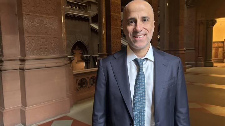 Battle of the bean counters: Challenger emerges for NY comptroller