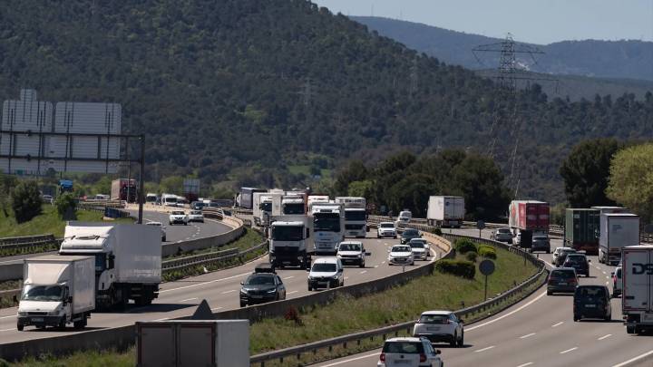Una profesora de autoescuela explica cómo debes actuar si un coche va pegado a ti por detrás