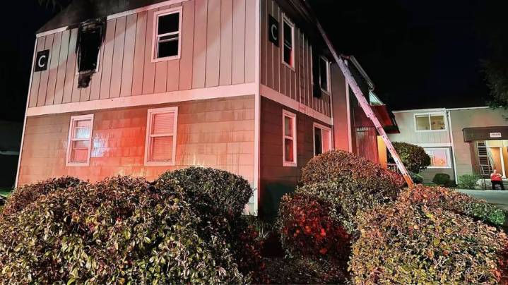 11 people displaced after apartment fire in Everett