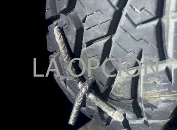 Dañaron poncha llantas patrullas y vehículos civiles en Anáhuac