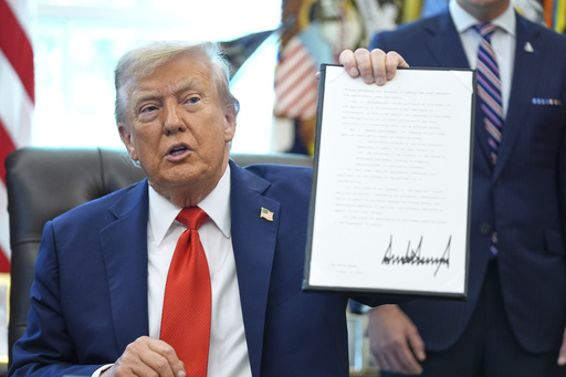 Trump ordena castigar la quema de banderas de EEUU