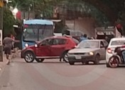 Desigual choque en la XEW entre camioneta de lujo y motocicleta