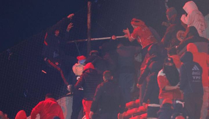 Uno se encuentra en riesgo vital: La lista de los 19 hinchas de la U heridos tras graves incidentes