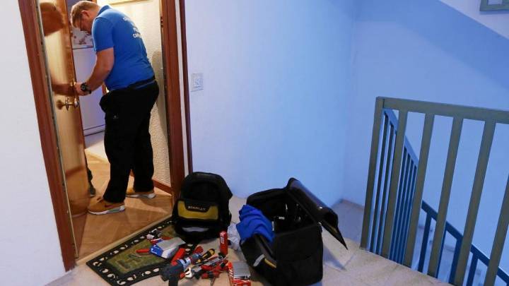 Así es la escandalosa técnica de okupación con el propietario en la misma puerta: 'El cerrajero de TikTok' denuncia su último caso