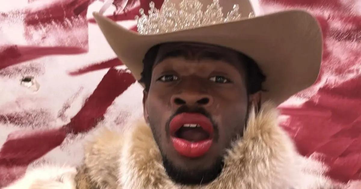 Lil Nas X enfrenta cuatro cargos graves tras pasear desnudo por Los Ángeles
