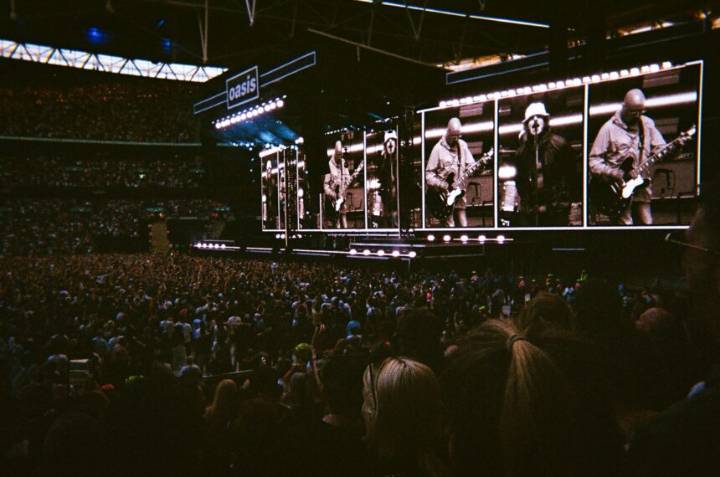 Through their nostalgic tour, Oasis is rekindling the swaggering optimism of the ’90s