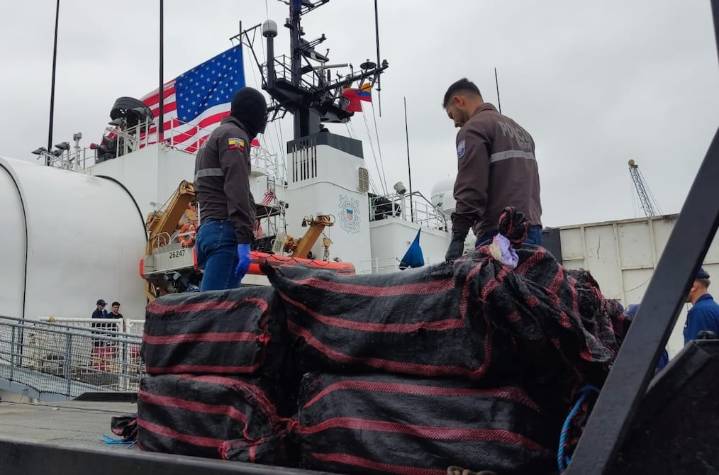 Buque de EE. UU. decomisa 10 toneladas de droga que salieron de Ecuador: en Manta se entregó parte del alcaloide