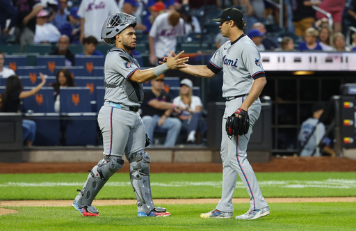 Norby ayuda a los Marlins a evitar colapso en victoria 11