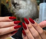 El secreto mejor guardado de las girls: Usar uñas rojas puede hacer que todo te salga bien siempre
