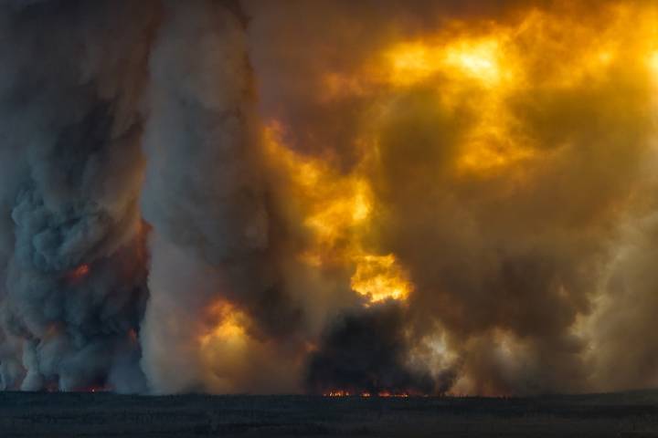 Fort Providence ordered to evacuate as wildfire bears down