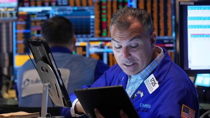 Walmart helps pull Wall Street to its 5th straight loss