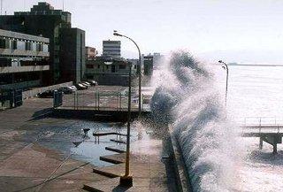Oleajes intensos azotarán la costa del lunes 18 al viernes 22