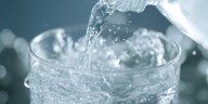La hidratación afecta los niveles de cortisol: descubren que tomar poca agua aumenta el estrés