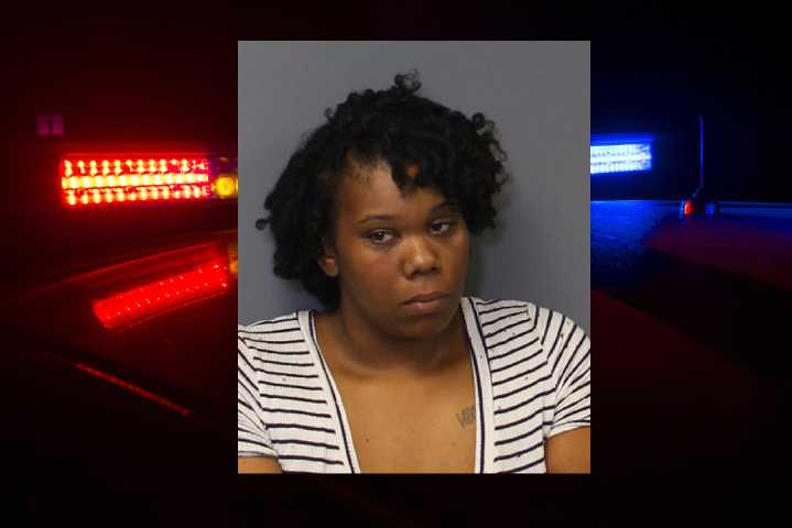 Buscan a mujer acusada de agredir a un oficial en Durham