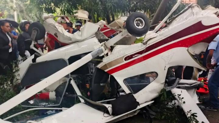 Avioneta se estrella en vía pública de Medellín y deja dos personas heridas