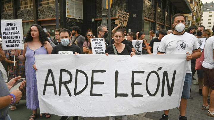Un millar de personas se concentra en León por los incendios y exigen dimisiones en la Junta