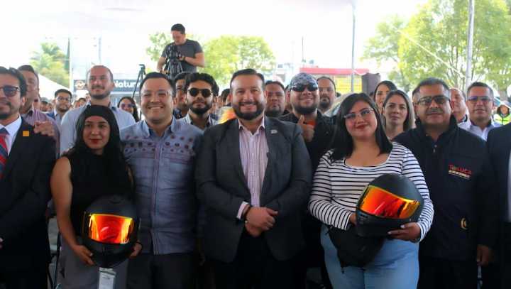 Entrega Gobierno municipal y Secretaría de Movilidad cascos certificados a motociclistas para fortalecer la seguridad vial