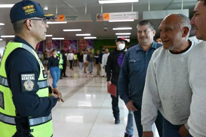 Autoridades reciben a 158 migrantes deportados por EEUU: 18 son niños y niñas