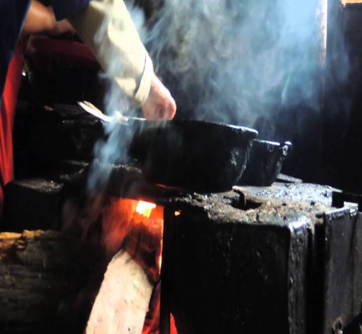 Latinoamérica requiere 7.700 millones de dólares para dejar de cocinar a leña para 2035