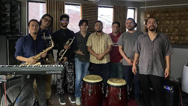 Pueblayork: la banda poblana que refresca playlists con sabor tropical y esencia jarocha