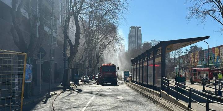 Continúa el corte en avenida Juan B. Justo por la fuga y los vecinos se quejan del olor a gas