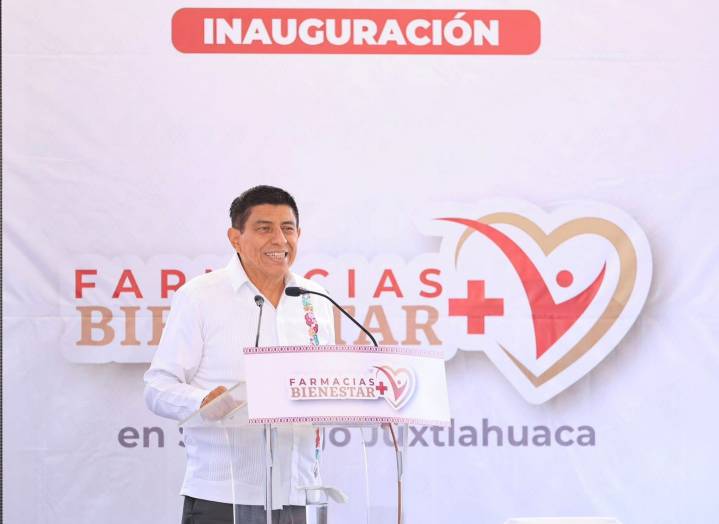 Abre Salomón Jara Farmacia Bienestar en Santiago Juxtlahuaca